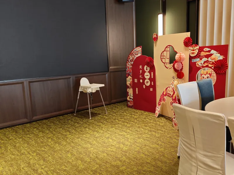 Meeting room with screen and woven vinyl floor