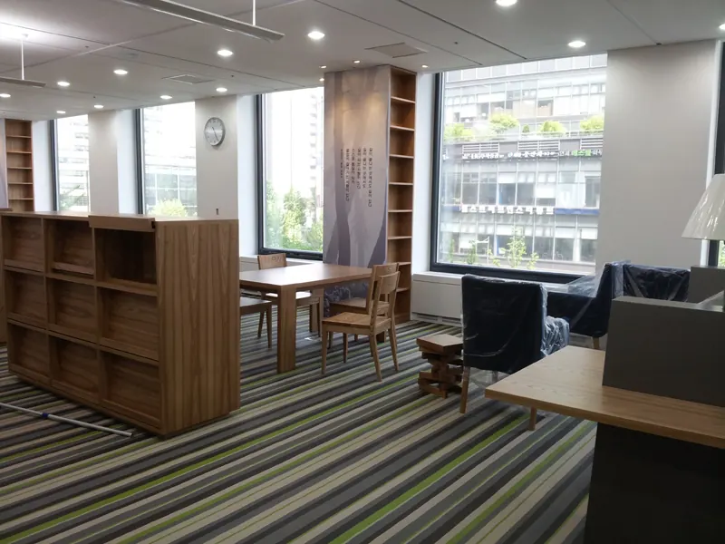 Corporate library with striped woven vinyl flooring